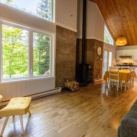 Les Chalets Tourisma - Chalet Dans Les Bois Avec Lac Prive - Le Colibri Saint-Raymond Exterior photo
