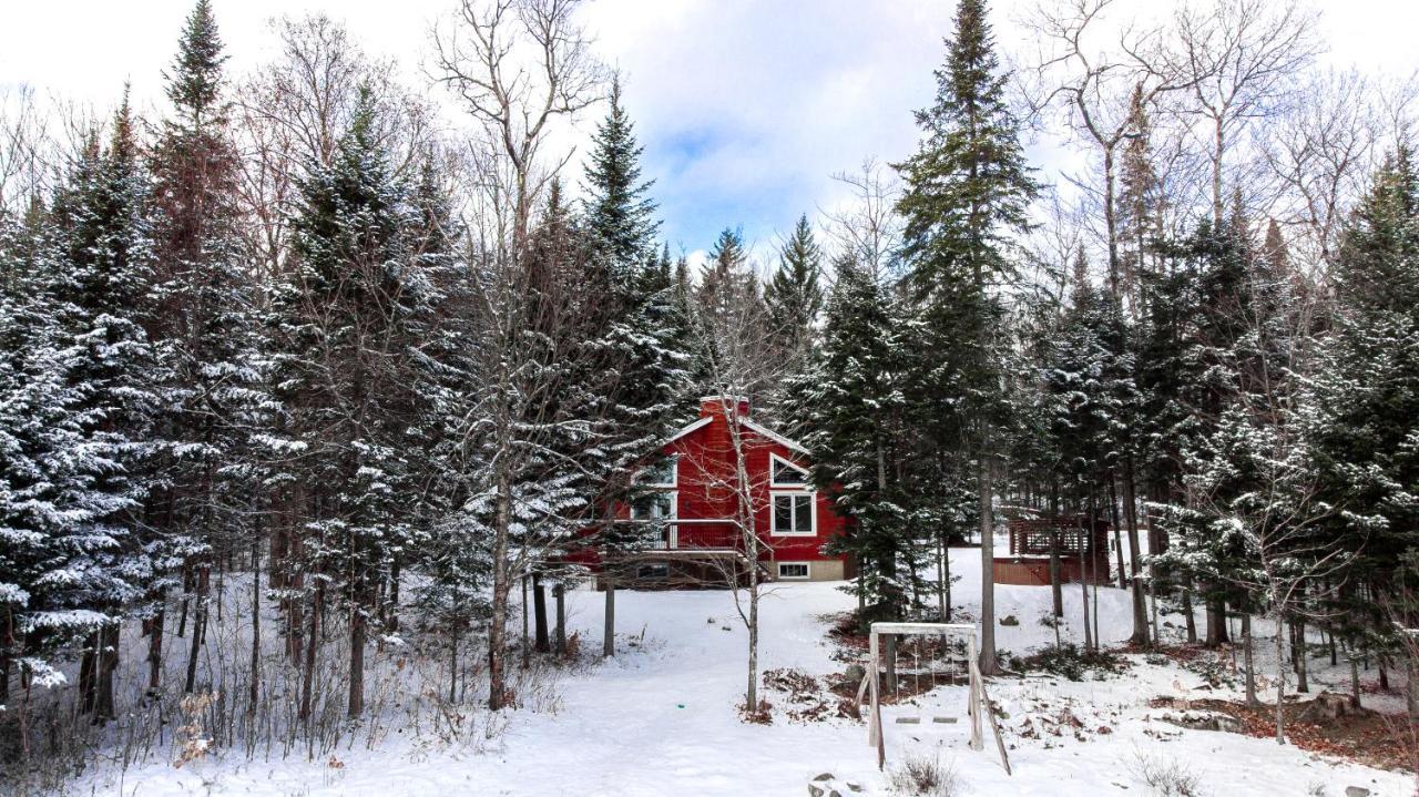 Les Chalets Tourisma - Chalet Dans Les Bois Avec Lac Prive - Le Colibri Saint-Raymond Exterior photo